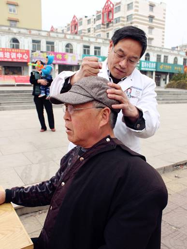 骨外科主任张连双为大爷按压疼痛处